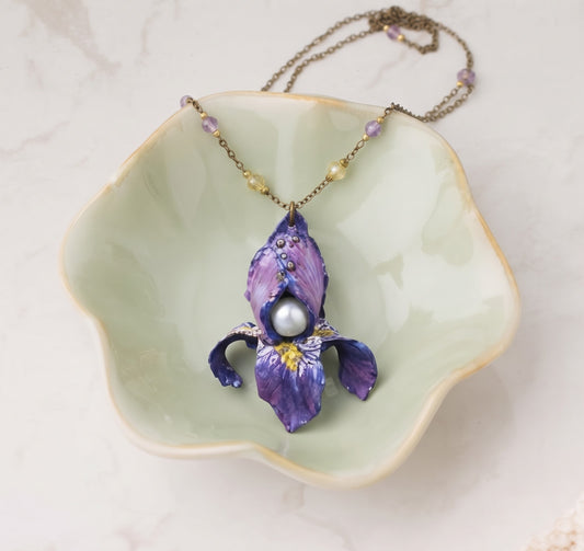 Queen Iris Pearl Heirloom
